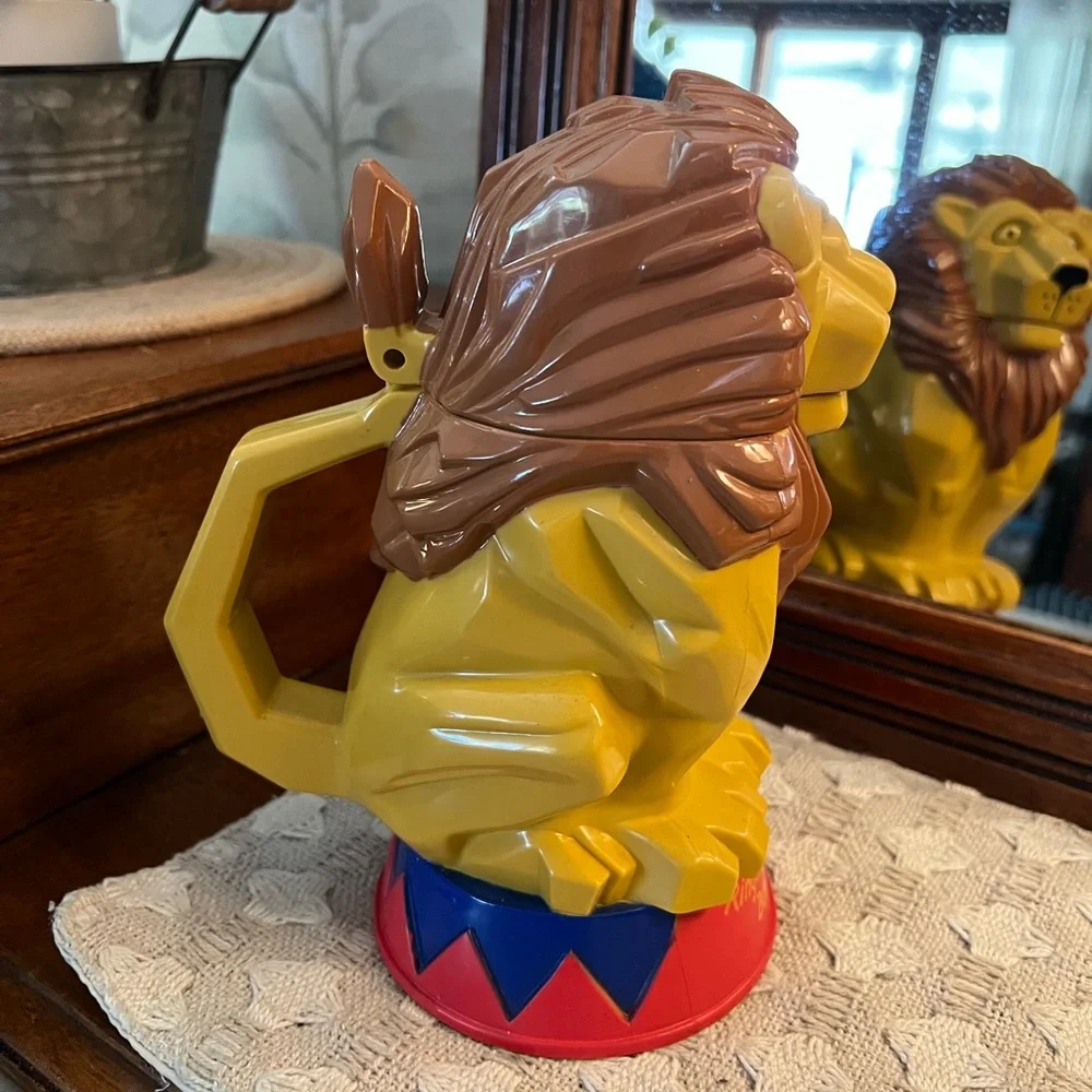 RINGLING BROTHERS & BARNUM & BAILEY Vintage Lion Souvenir Mug with Hinged‎ Lid